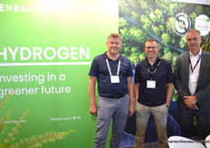 Wilfriend Veenman of Enalco, visiting the gentlemen from Jenbacher. Jenbacher's CHPs are ready for H2, in the horticultural industry. Existing plants can be converted to run on 100% hydrogen and/or a mix with other gases.